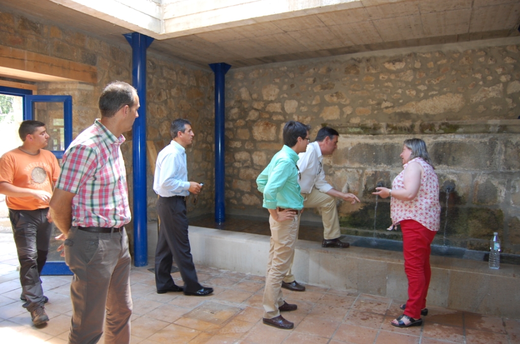 VISITA DEL PRESIDENTE DE LA DIPUTACIÓN A LA FUENTE DEL SANOBRAL DONDE SE HAN INVERTIDO MÁS DE 160.000 EUROS EN SU RESTAURACIÓN Y LA RECUPERACIÓN DEL ENTORNO